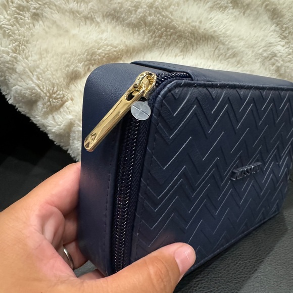 BRAND NEW, NEVER BEEN OPENED MISSONI AMENITY KIT - Picture 3 of 7